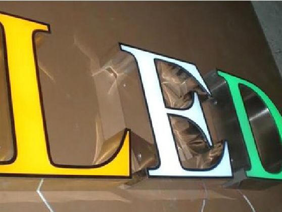 巴马介绍LED招牌的基础知识。