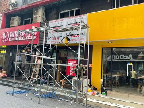 巴马制作广告招牌如何避免它发黄？